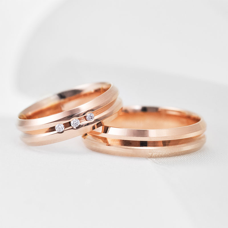 Raudono aukso vestuviniai žiedai su grioveriu ir briliantais