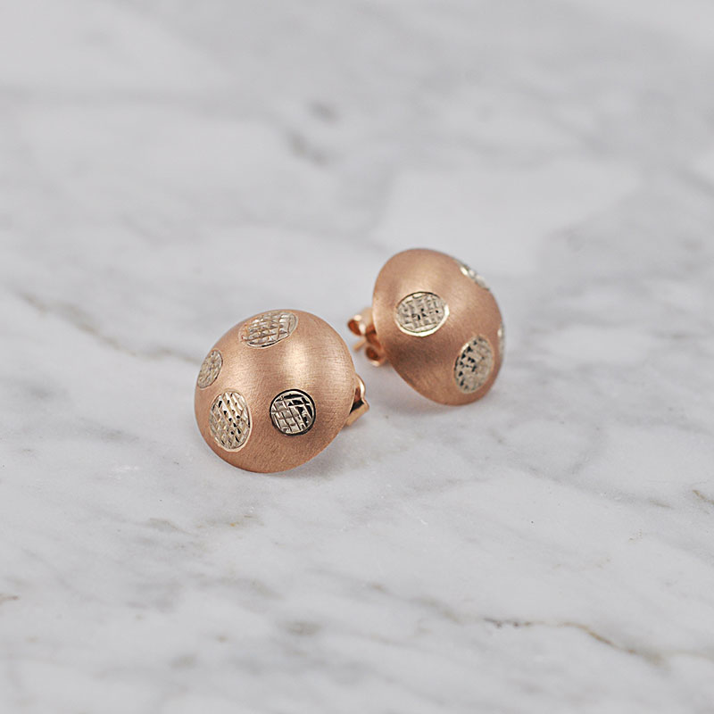 [:lt]Graviruoti auksiniai auskarai prie ausies[:en]Hand-engraved gold stud earrings[:]