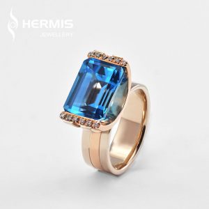 [:lt]Vienetinis balto ir raudono aukso žiedas su mėlynu topazu[:en]One-of-a-kind white and rose gold ring with blue stone[:]