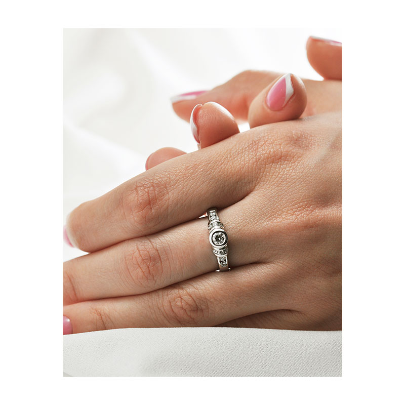[:lt]Dailus balto aukso žiedas su briliantais[:en]Elegant white gold ring with diamond[:]