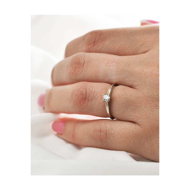 [:lt]Klasikinis sužadėtuvių žiedas su vienu briliantu[:en]Classic engagement ring with one diamond[:]