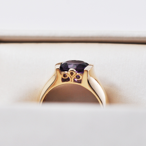 [:lt]Auksinis žiedas su brangakmeniu[:en]Gemstone-set golden ring[:]