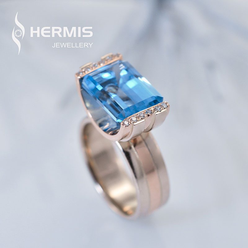 [:lt]Vienetinis balto ir raudono aukso žiedas su mėlynu topazu[:en]One-of-a-kind white and rose gold ring with blue stone[:]