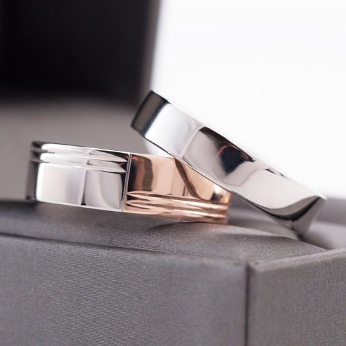 [:lt]Modernūs vestuviniai žiedai su graviruotais brūkšniais[:en]Modern wedding rings with engraved lines[:]