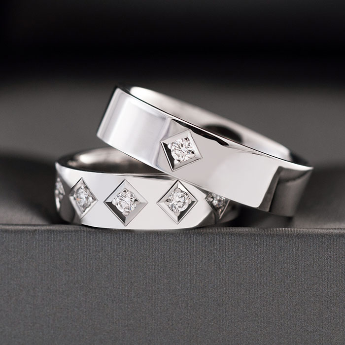 [:lt]Plokšti vestuviniai žiedai su briliantais kvadratėlyje[:en]Flat wedding rings with diamonds in the squares[:]