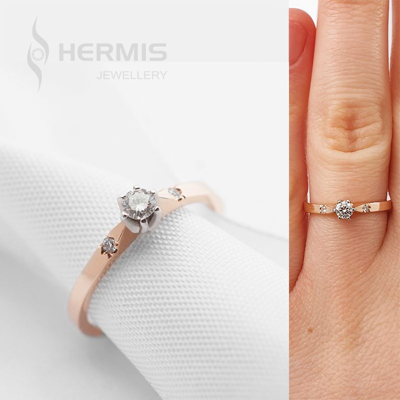[:lt]Auksinis sužadėtuvių žiedas papuoštas trimis briliantais[:en]Golden engagement ring decorated with three diamonds[:]