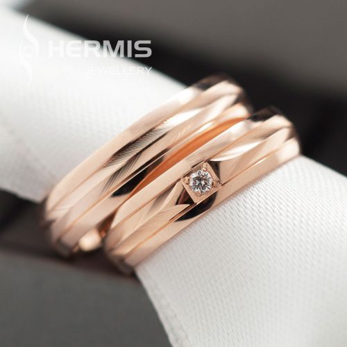 [:lt]Graviruoti vestuviniai žiedai su briliantais kvadratėlyje[:en]Engraved wedding rings with diamonds[:]