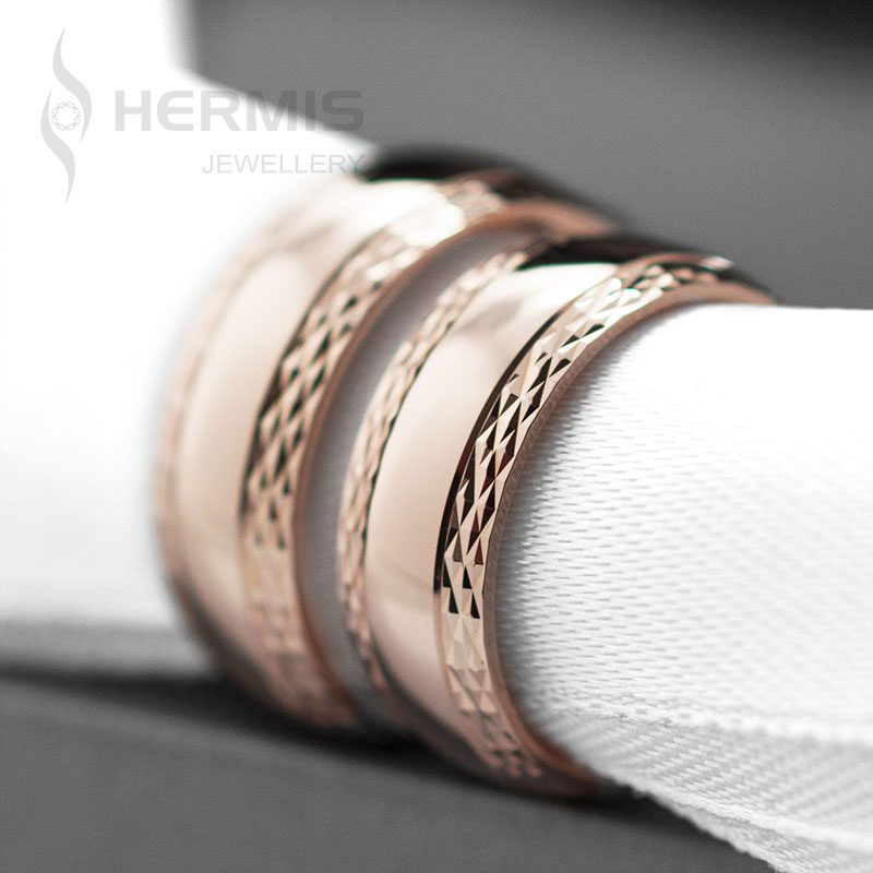 [:lt]Platūs vestuviniai žiedai su moderniai graviruotais krašteliais[:en]Wide wedding rings with modern edge engravings[:]