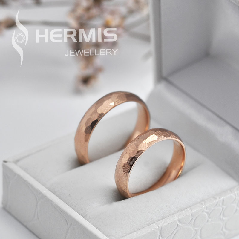 [:lt]Vestuviniai žiedai pakalinėtu paviršiumi[:en]Hammered surface wedding rings[:]