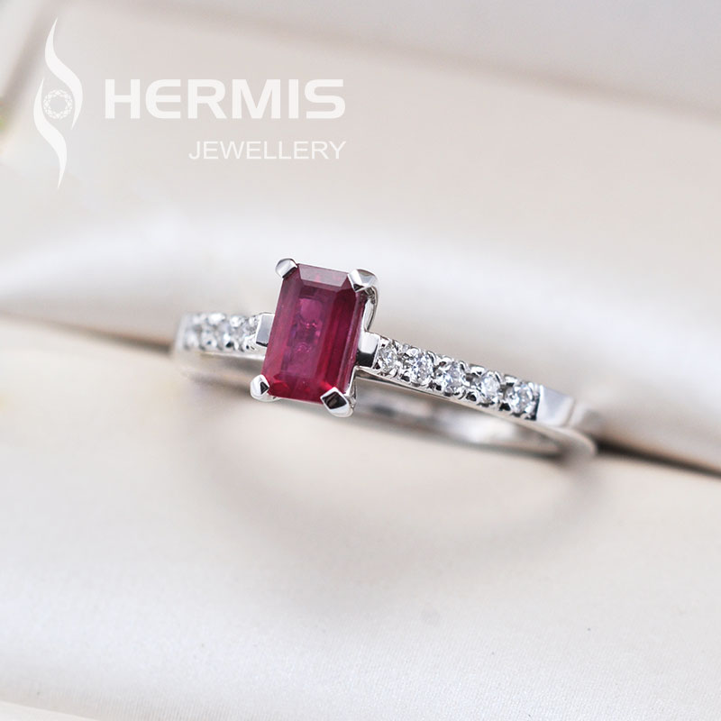 [:lt]Briliantinis žiedas su emerald cut rubinu[:en]Diamond ring with emerald cut ruby[:]