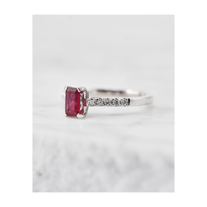 Briliantinis žiedas su emerald cut rubinu
