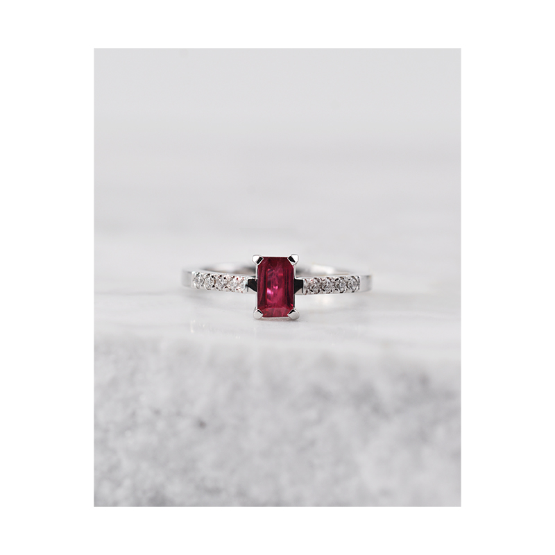 Briliantinis žiedas su emerald cut rubinu