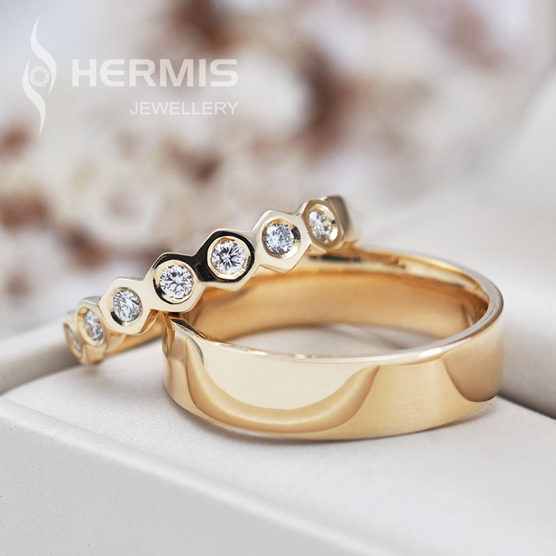 [:lt]Geltono aukso žiedas „Koriukas“ su briliantais[:en]Gold ring „Honeycomb“ with diamonds[:]