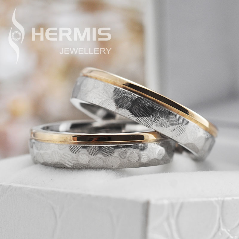 [:lt]Platinos žiedai pakalinėtu paviršiumi su auksine juostele[:en]Hammered surface platinum rings with gold line[:]