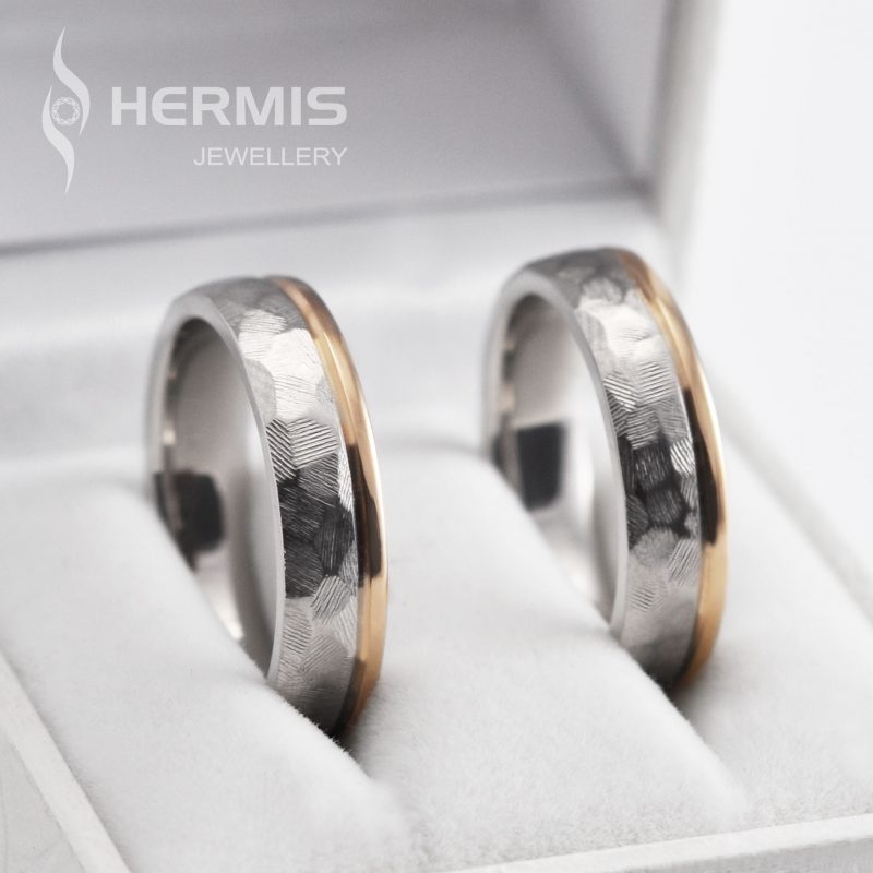 [:lt]Platinos žiedai pakalinėtu paviršiumi su auksine juostele[:en]Hammered surface platinum rings with gold line[:]