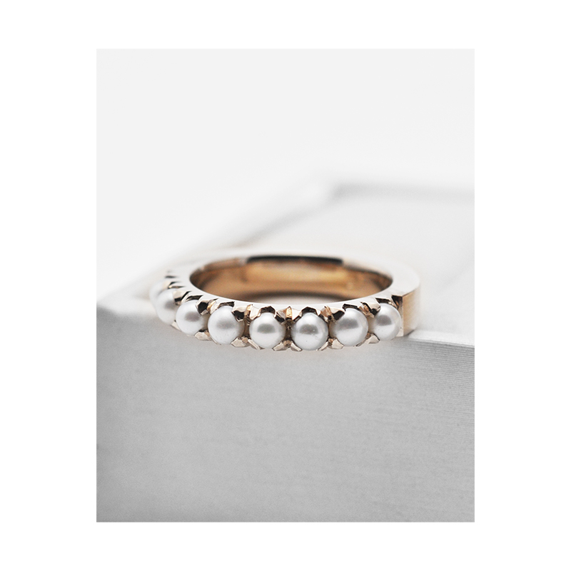 Auksinis žiedas su smulkiais perlais