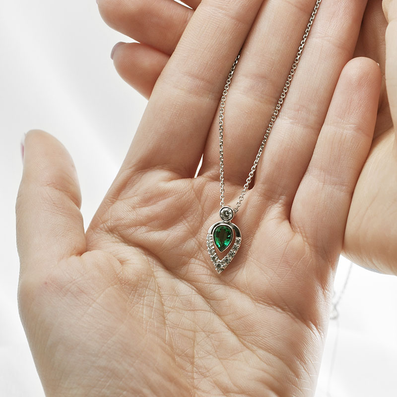 [:lt] Kolje puoštas smaragdu ir briliantais [:en] Necklas with emerald and diamonds [:]