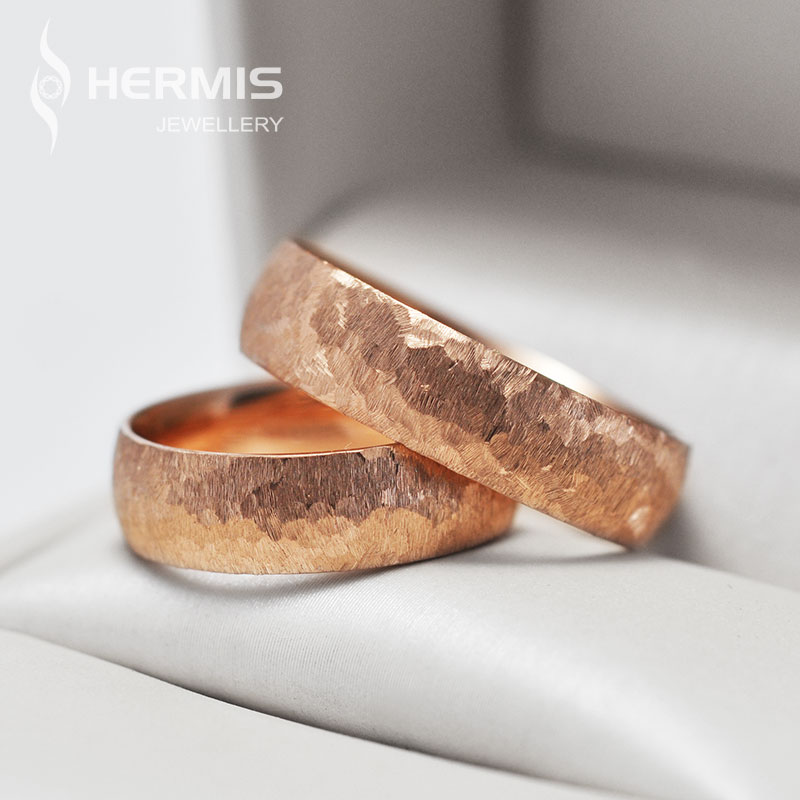 [:lt]Vestuviniai žiedai smulkiu pakalinėtu paviršiumi[:en]Hammered surface wedding rings[:]