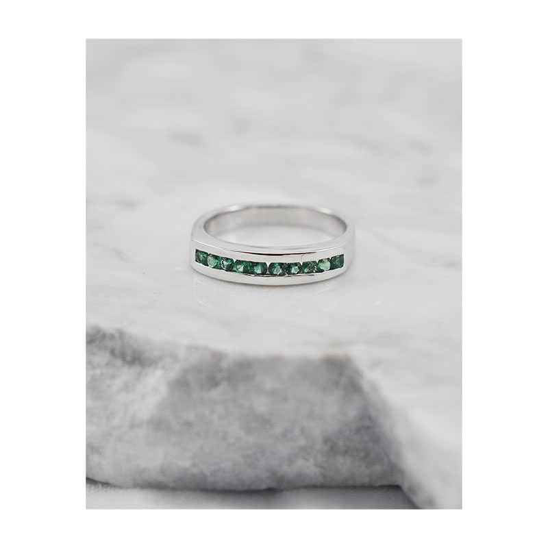 balto aukso žiedas su smulkiais smaragdais