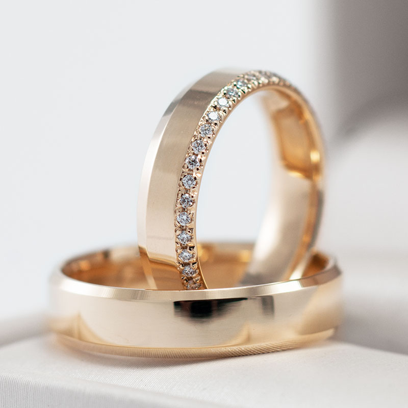 Vestuviniai žiedai su briliantais kraštelyje