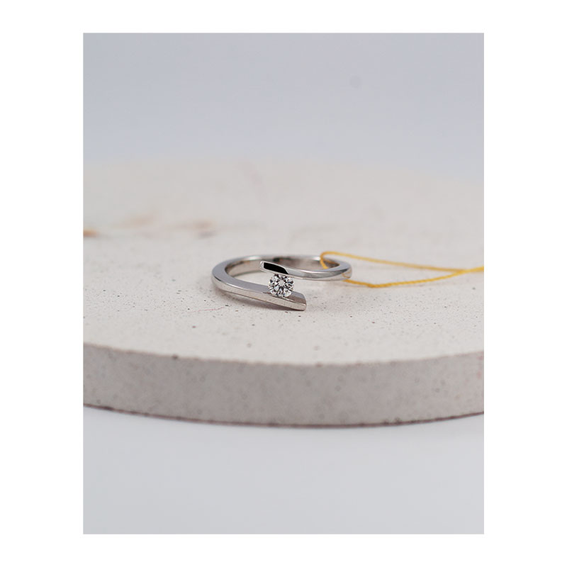 Modernaus dizaino sužadėtuvių žiedas su deimantu