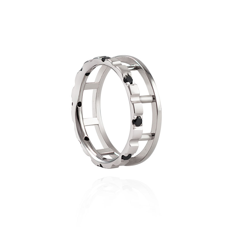 Įdomaus dizaino žiedas su juodais deimantais