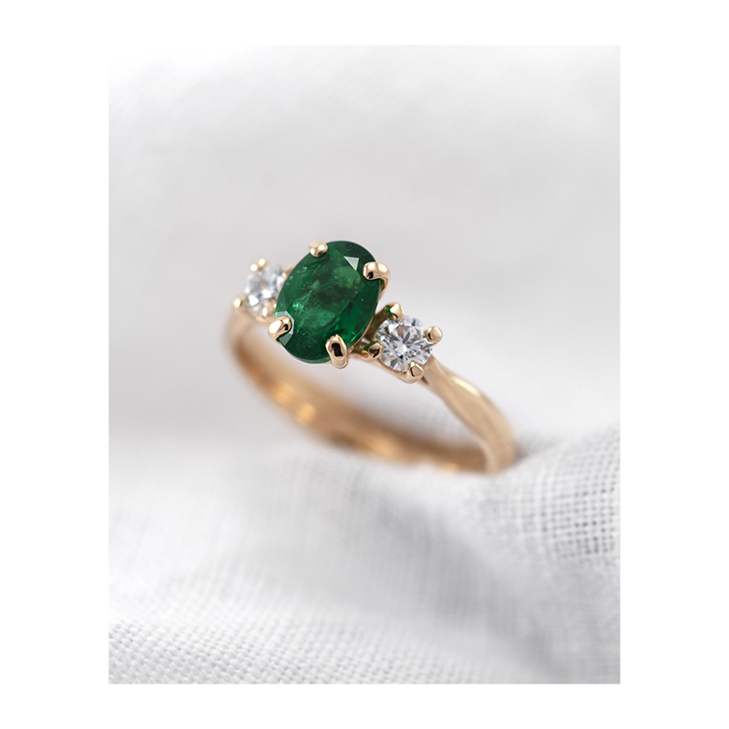 Žiedas su sertifikuotu smaragdu bei deimantais
