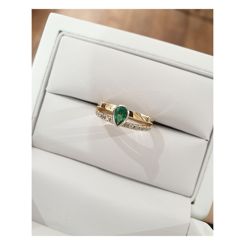 Dailus auksinis žiedas su natūraliu smaragdu P1371