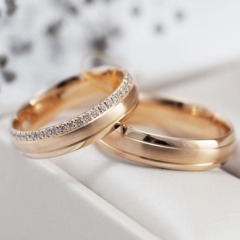 Vestuviniai žiedai su briliantais kraštelyje V1166