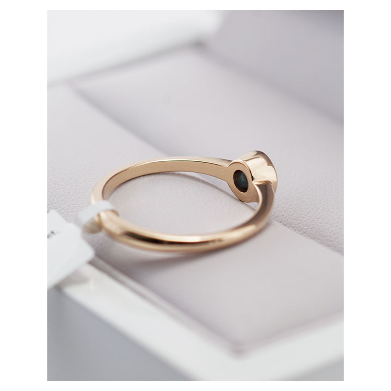Minimalistinis auksinis žiedas su safyru P1456