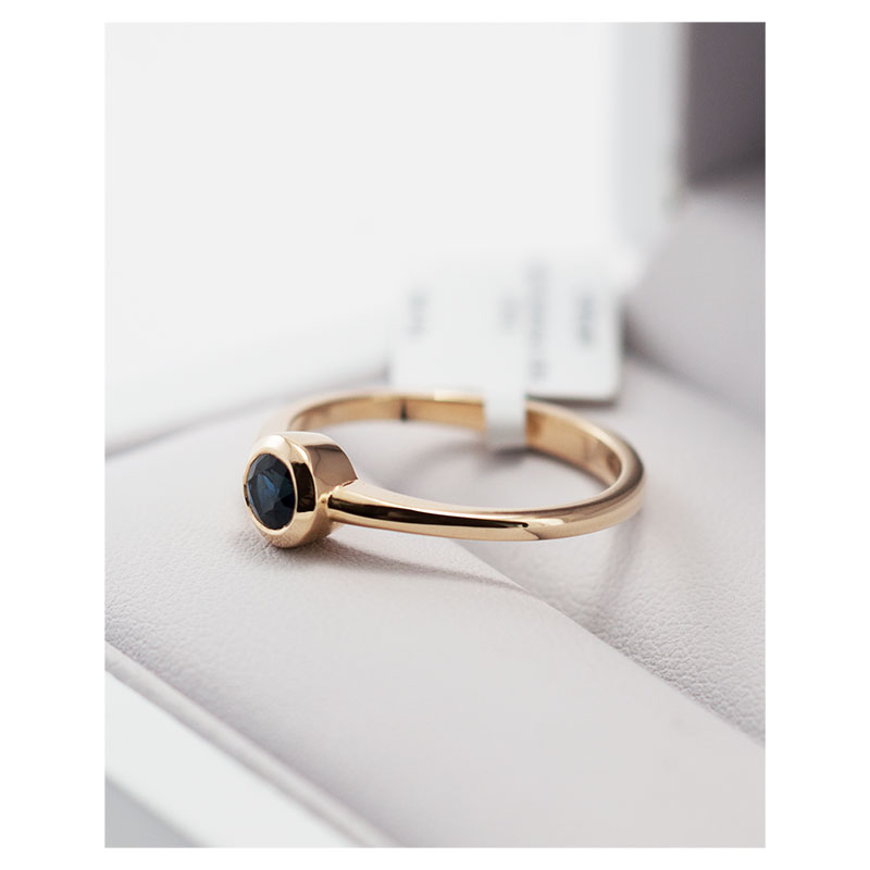 Minimalistinis auksinis žiedas su safyru P1456