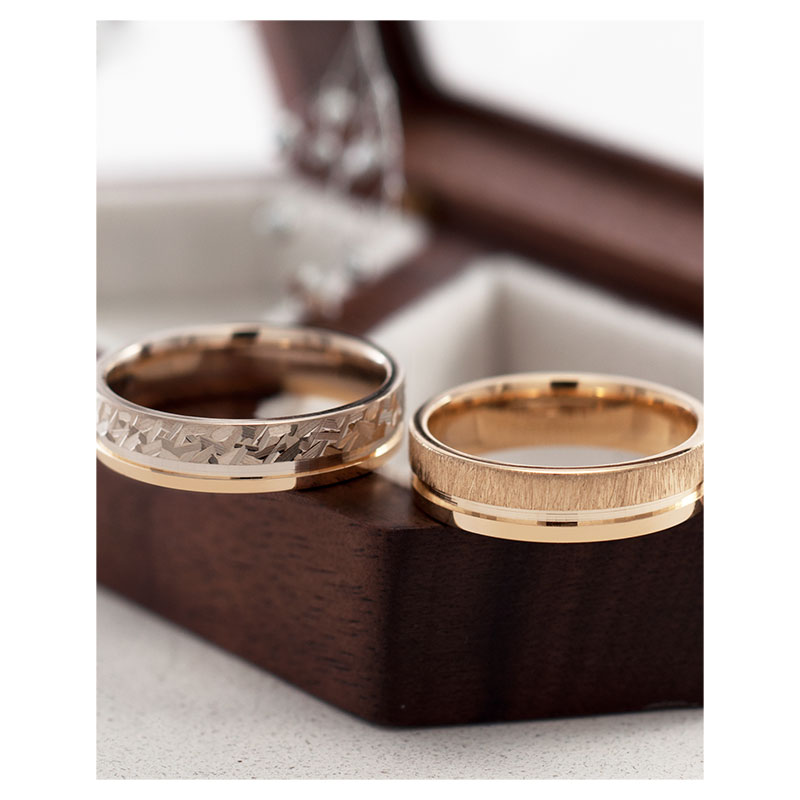 Vestuviniai žiedai išraiškingu aukso paviršiumi
